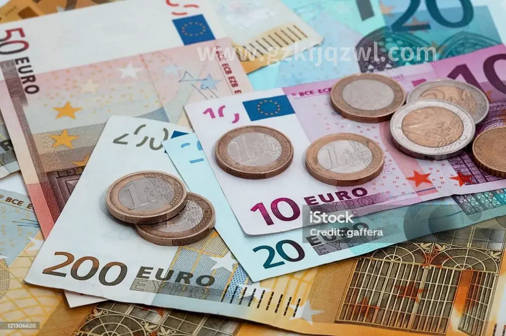 广州年轻女性正在浏览金融网站